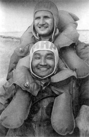 Первый космонавт Монголии Жугдэрдемедийн Гуррагча вырос далеко от моря. Но он сумел породниться с этой стихией и бесстрашно прошел тренировки на выживание при приводнении