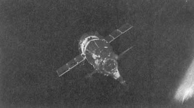 Космический корабль  «Союз-19» во время проведения совместного полета с американским кораблем  «Аполлон» [1975 г.>
