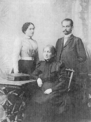 Бабушка В.И.Яздовского (в центре) с дочерью и зятем (1899 г.)