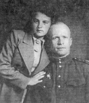 В.И.Яздовский с женой Тамарой Петровной Яздовской перед отъездом на фронт (13 июля 1944 г.)
