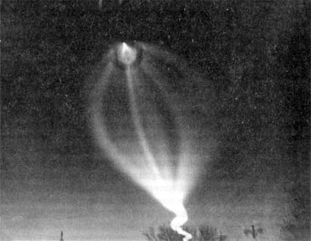 Космическая «кобра» раздула свой капюшон в ночном небе. <br>Таким видится с Земли след ракеты после старта. В полет пошли П.И.Климук и В.В.Лебедев